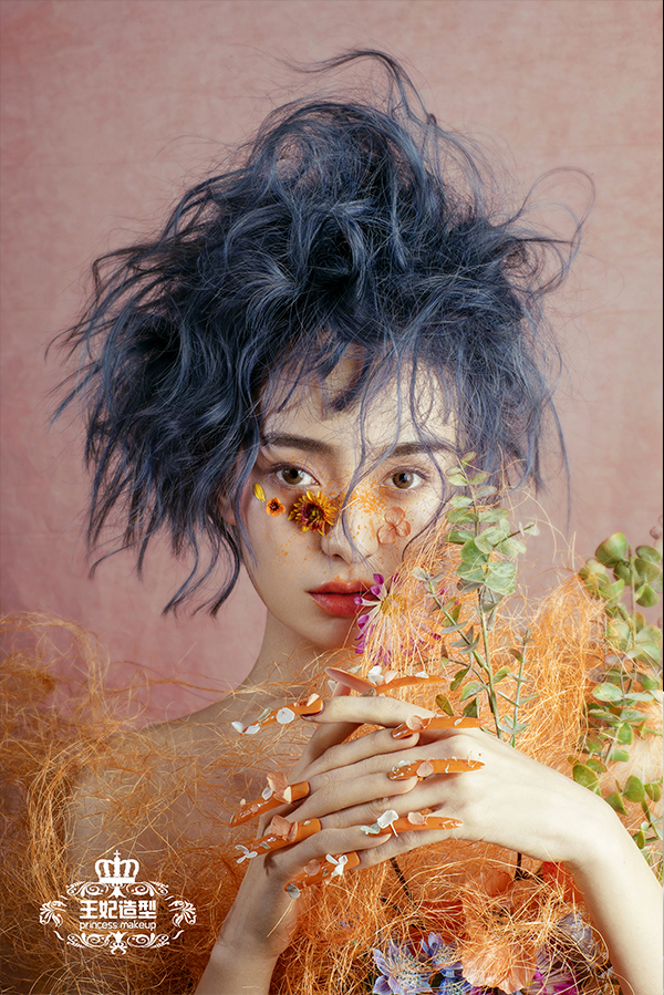 ����Ϊý������Ϊ�ʣ�������һ�𣬳�Ϊ������ǧ�����Ļ�ױʦ